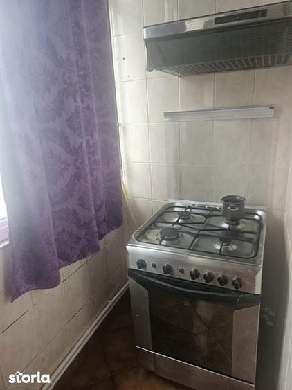 Inchiriez apartament 3 camere scoala 8 - 8