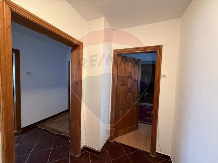 Apartament cu 3 camere de închiriat în zona 1 Mai - 2
