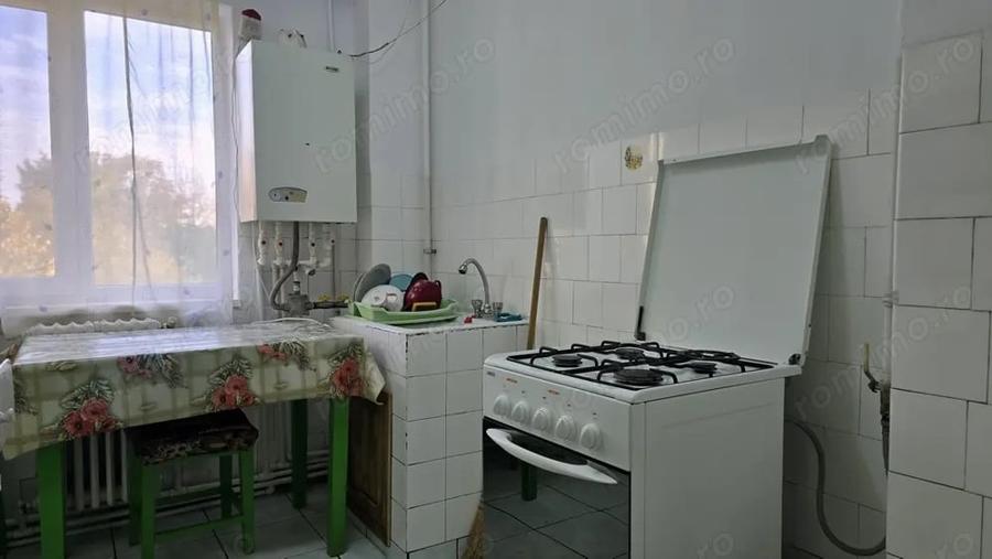 Apartament cu 3 camere semidecomandat în Zamfirescu