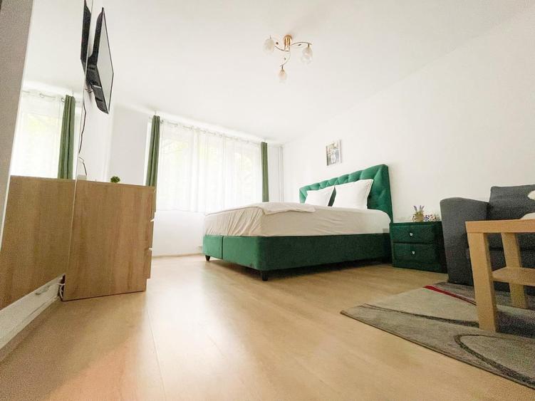 Titan, Auchan, str. Jean Steriadi, - 3