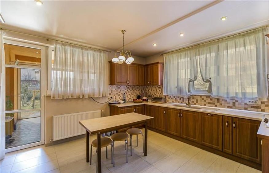 FILM ! Pe armonia a 1.100 mp teren/ gradina, Vila galanta,cu 3 apartamente disti - 3