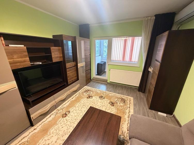 Inchiriem apartament cu 2 camere in zona Micro 20 (stradal), etaj 3, pret 400 E - 5