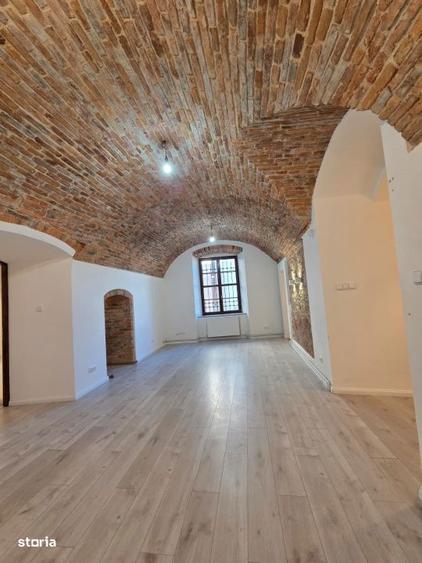 inchiriere - Spatiu de birouri situata in Piata din CENTRUL VECHI - 1