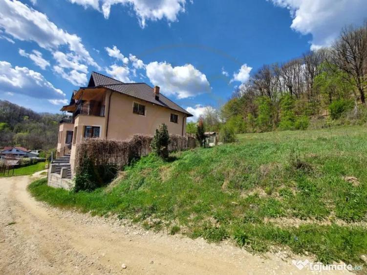 Casa spa?ioasa cu 6 camere ?i teren generos, langa pad - 2