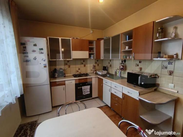 Casa de vanzare, cu 5 camere ?i un teren de 600 mp, zona u - 9