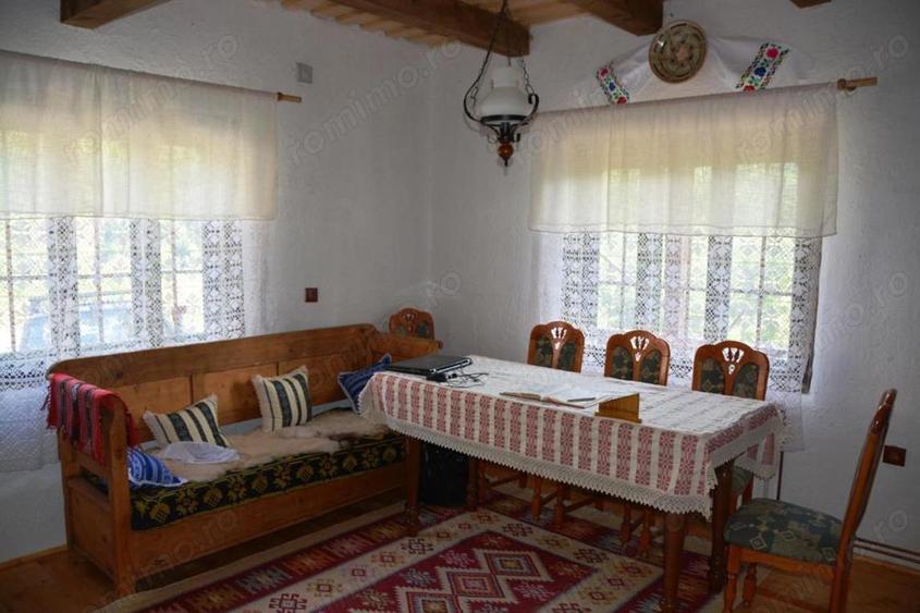 Vand casa la Buru construita traditional din barne de stejar cu tarnat sculptat si interior modern - 4