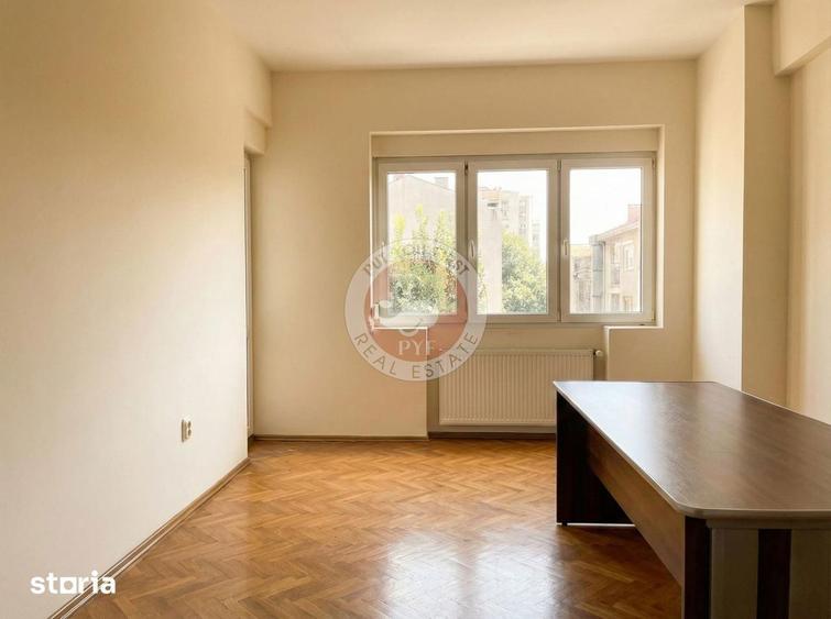 Apartament cu 5 camere decomandat în Romană