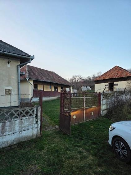 CASĂ CU TEREN  DE VÂNZARE ÎNTRO ZONĂ FRUMOASĂ SI LINISTITĂ - 1