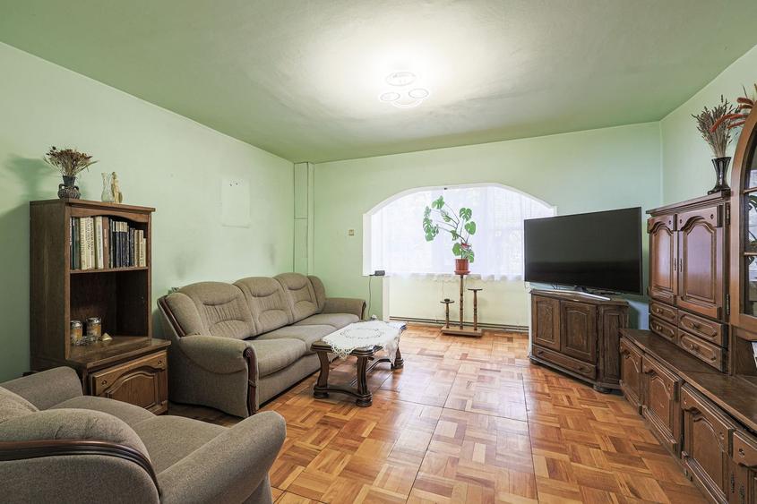 Apartament foarte spațios cu 5 camere la parter in Micalaca Comision 0 - 2