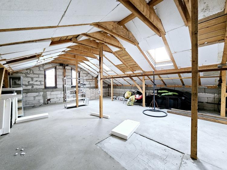 Proprietate noua, finisata, mobilata si utilata, utilitati racordate, Vanatori ! - 9