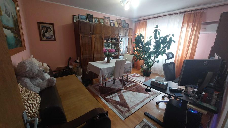 Apartament cu 4 camere decomandat în Dacia