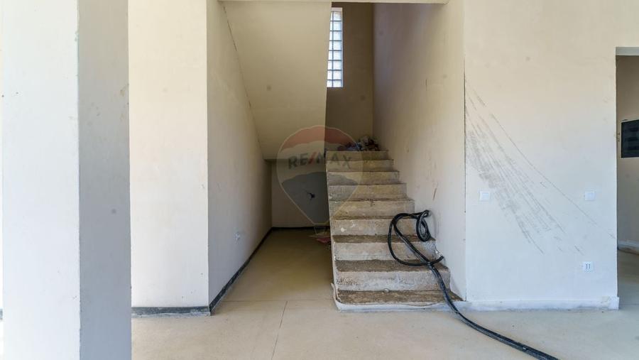 Casă individuală cu 5 camere cu Canalizare în Sânpaul