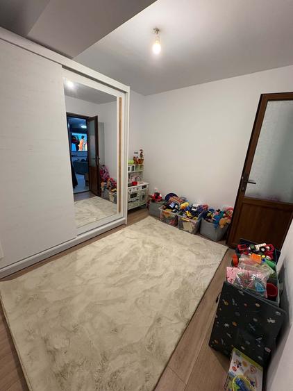 Apartament cu 3 camere semidecomandat în Vișan