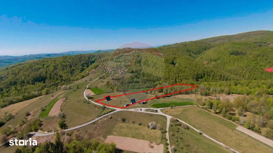 Casă cu 7 camere cu Teren 30200 Mp în Negreni