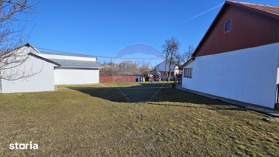 Casă cu 3 camere cu Teren 4900 Mp în Central