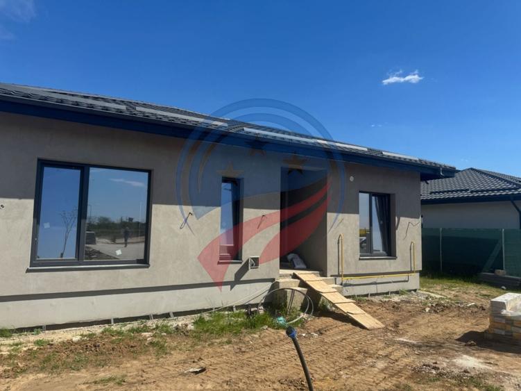 Casă cu 3 camere cu Canalizare în Cârcea