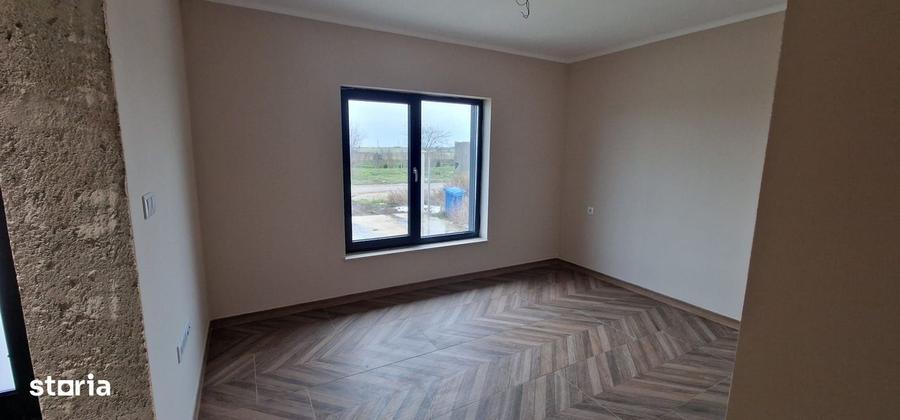 Casă cu 3 camere decomandat cu Canalizare în Agigea