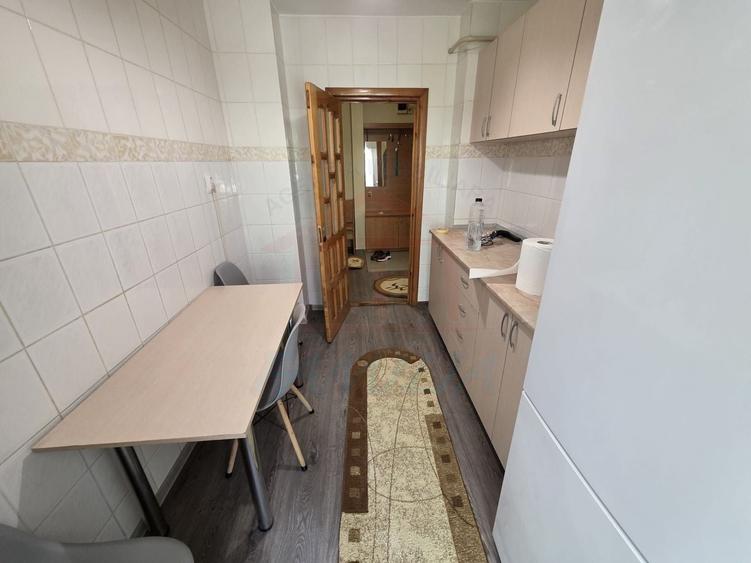 Apartament cu 3 camere decomandat, mobilat în Micro 17