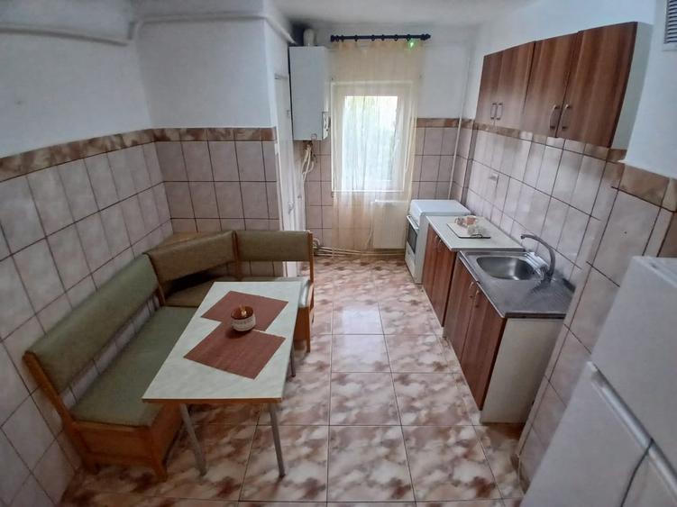 Apartament cu 4 camere decomandat, mobilat în Gară