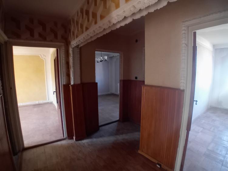 Apartament cu 3 camere decomandat în Calea Romanului