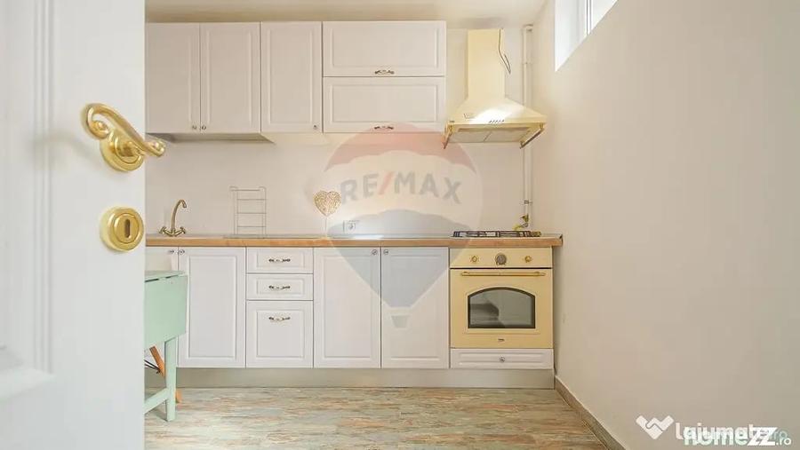 Apartament cu 3 camere semidecomandat în Schei