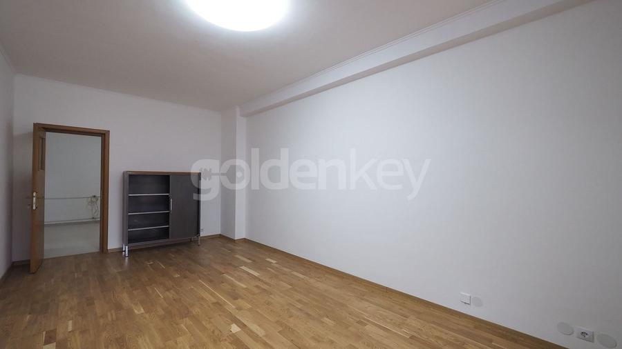 Apartament cu 9 camere decomandat în Aviatorilor
