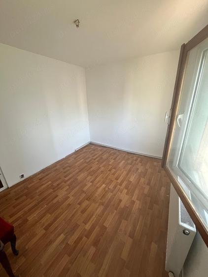 Apartament cu 4 camere decomandat în CET