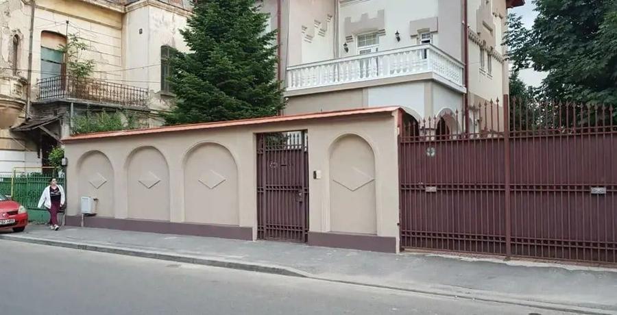 Bijuterie Arhitecturală: Refugiul tău de Lux cu Piscină în Inima Orașului - 11