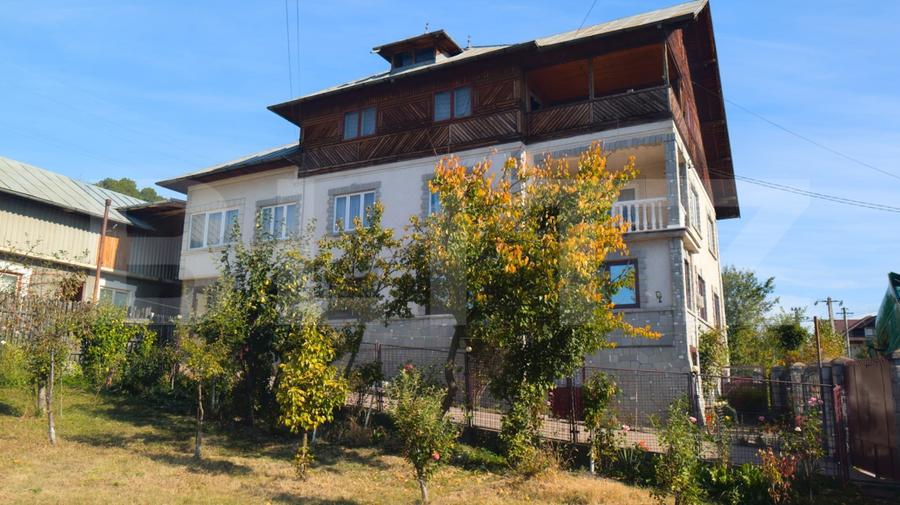 Casă individuală cu 5 camere cu Canalizare în Fieni