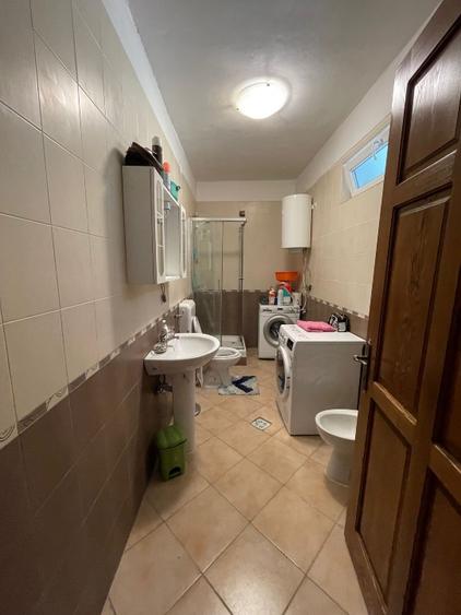 Vând  Casă de vânzare pe două niveluri, independentă, 184 mp la parter, cu mansa - 3