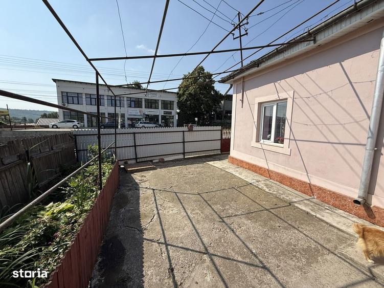 Casa central, Podu Iloaiei, la strada principala - 11