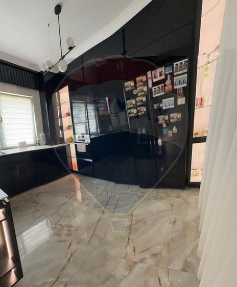 Apartament cu 4 camere de vânzare în zona Sarari - 7