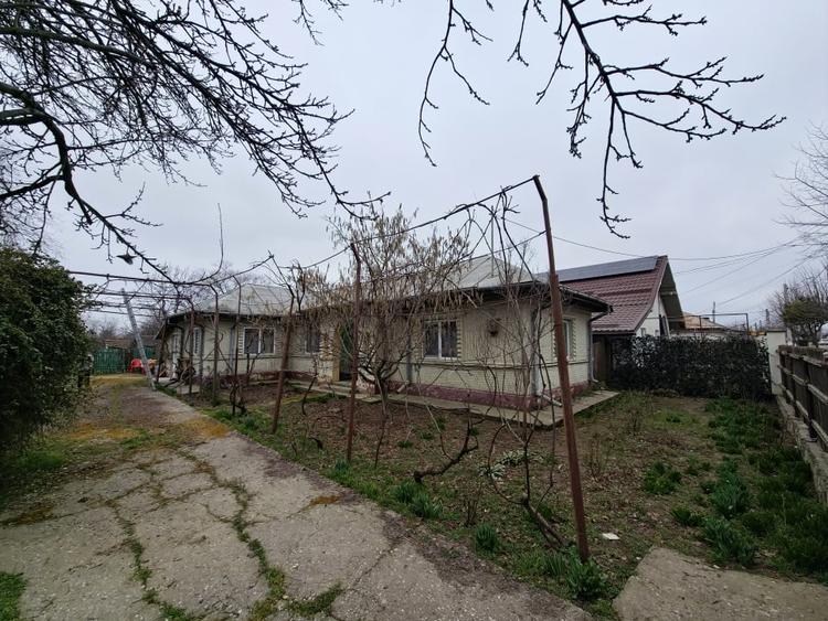 Casa (2 corpuri) si curte de 1401 mp la soseaua principala, Amara! - 1