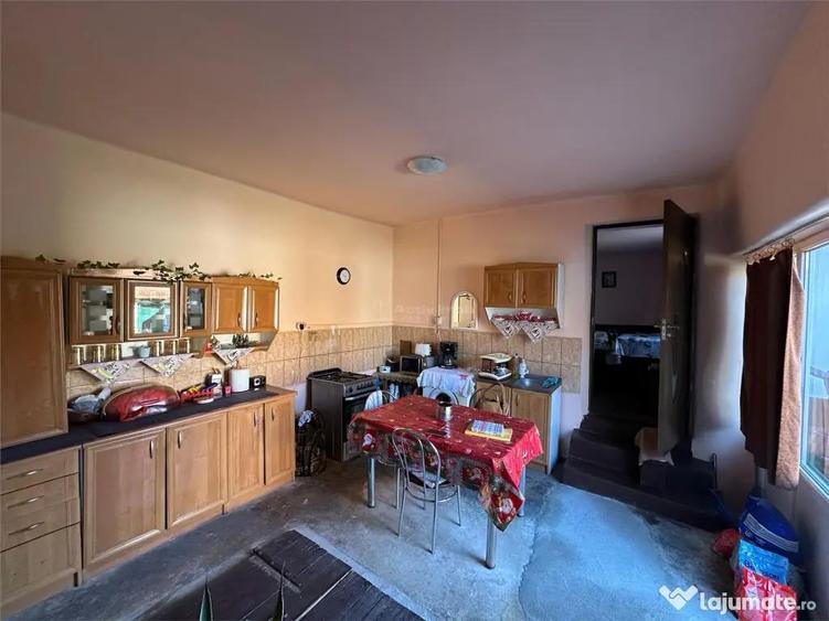 Casa Solida, pentru Familie extinsa, cu Gradina si Teren, D - 1