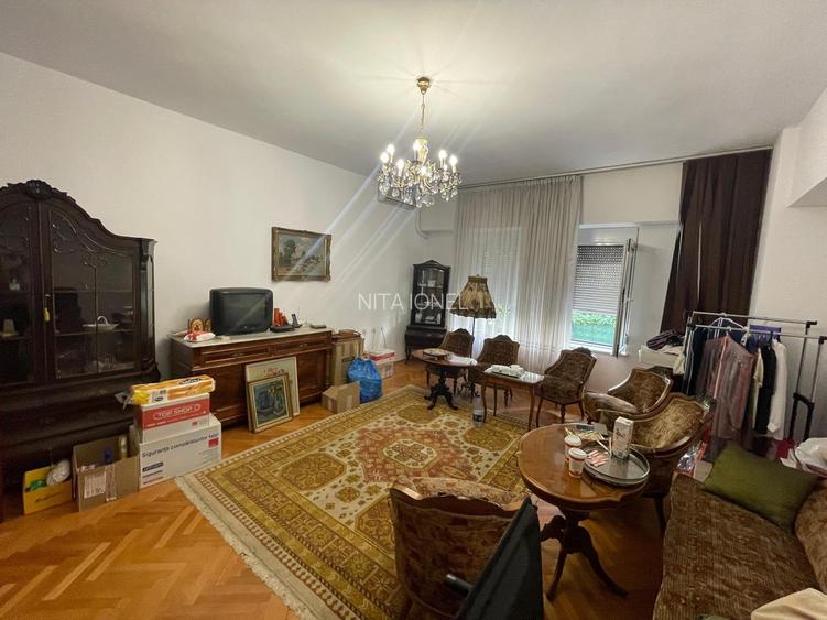 Apartament cu 3 camere decomandat, mobilat în P-ța Victoriei