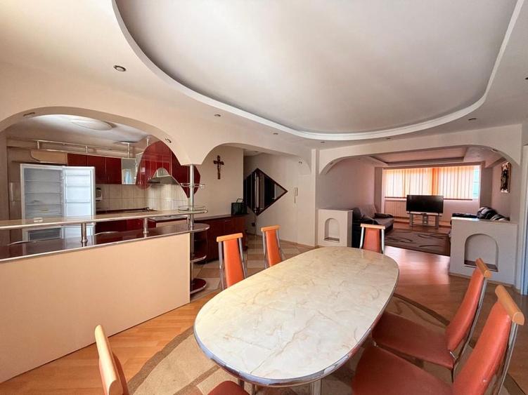 Apartament cu 3 camere în Decebal