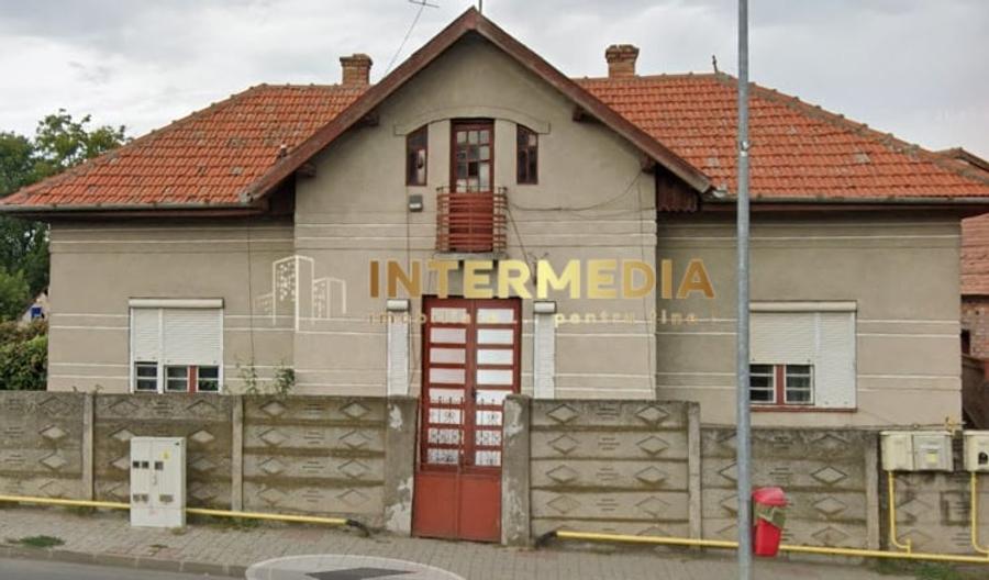 Casă individuală cu 6 camere cu Canalizare în Central