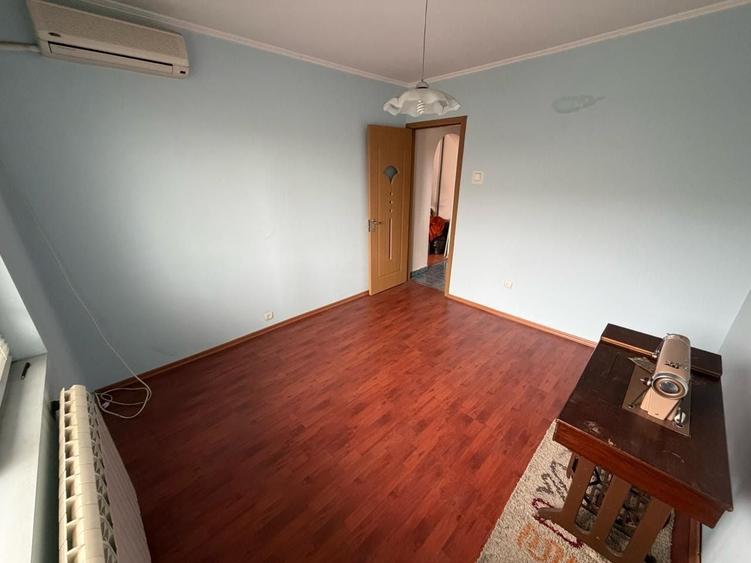 Apartament cu 3 camere semidecomandat în Rahova