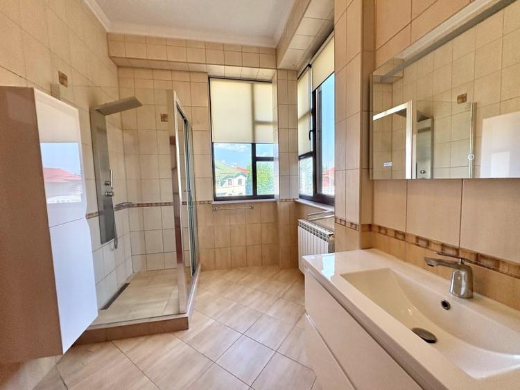 Casă individuală cu 8 camere cu Piscina în Voluntari