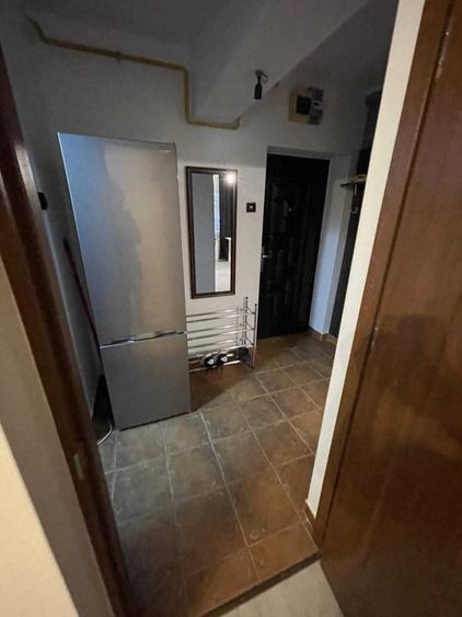 Apartament cu 3 camere semidecomandat în Podu Roș