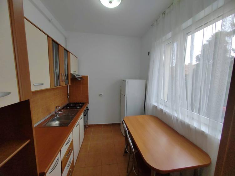 Vând un apartament cu o cameră, bucătărie, baie, debara, hol, 38 mp. Str Gladiol - 3
