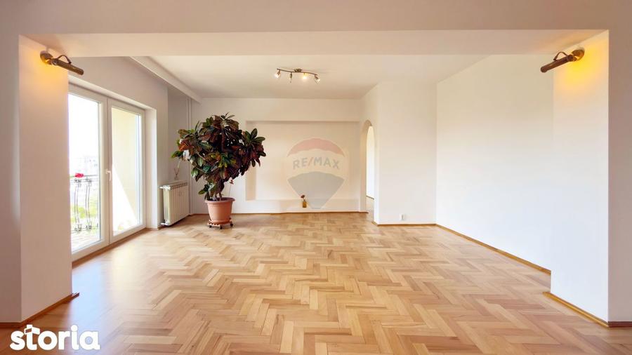 Apartament cu 4 camere decomandat în Decebal