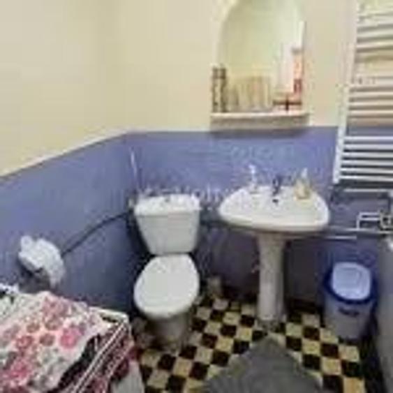 Resita, de vanzare casa, doua corpuri, curte, zona centrala - 14