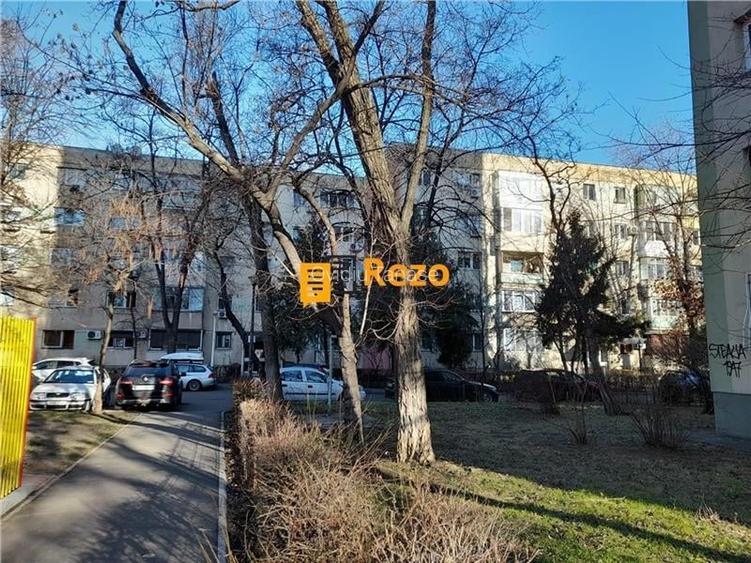 MALL DRUMUL TABERELOR, STR. BRASOV, PARC MOGHIOROS 50 MP ETAJ 3/4 BLOC 1973