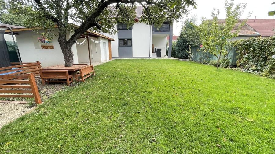 Casa spatioasa,amenajata in zona Lipovei - 1