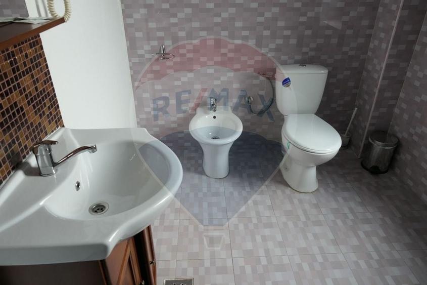 Vilă cu 10 camere de vânzare în zona Centrala - 19