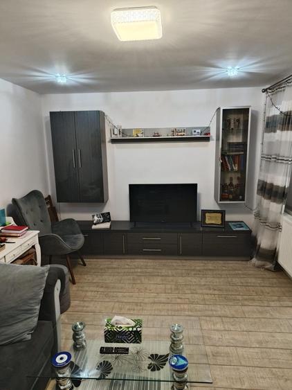 Ap. 2 cam,decomandat,et. 1/4,renovat modern,centrala proprie,an constr.1978. - 6