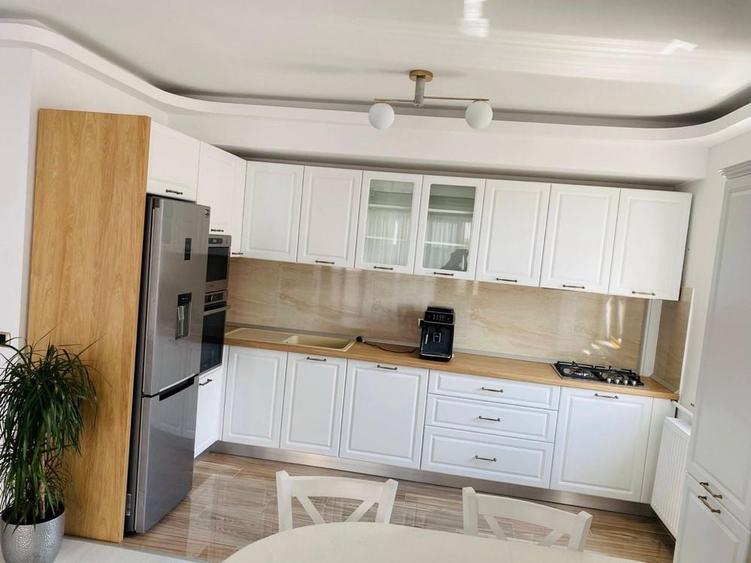 Apartament cu 4 camere decomandat în Tractorul