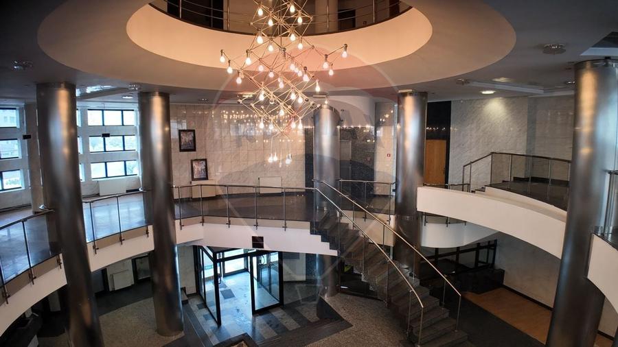 Spatiu comercial de inchiriat 455 mp, str Piata Revolutiei - 12