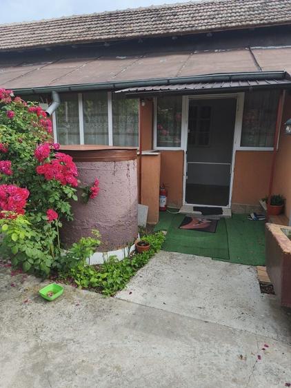 Vand sau schimb cu apartament, casa cu gradina - 1